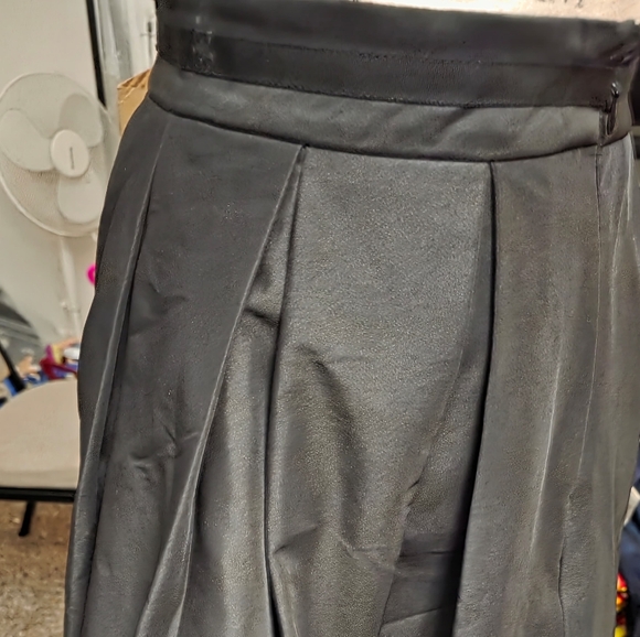 Chic Black Midi Skirt - Picture 4 of 11